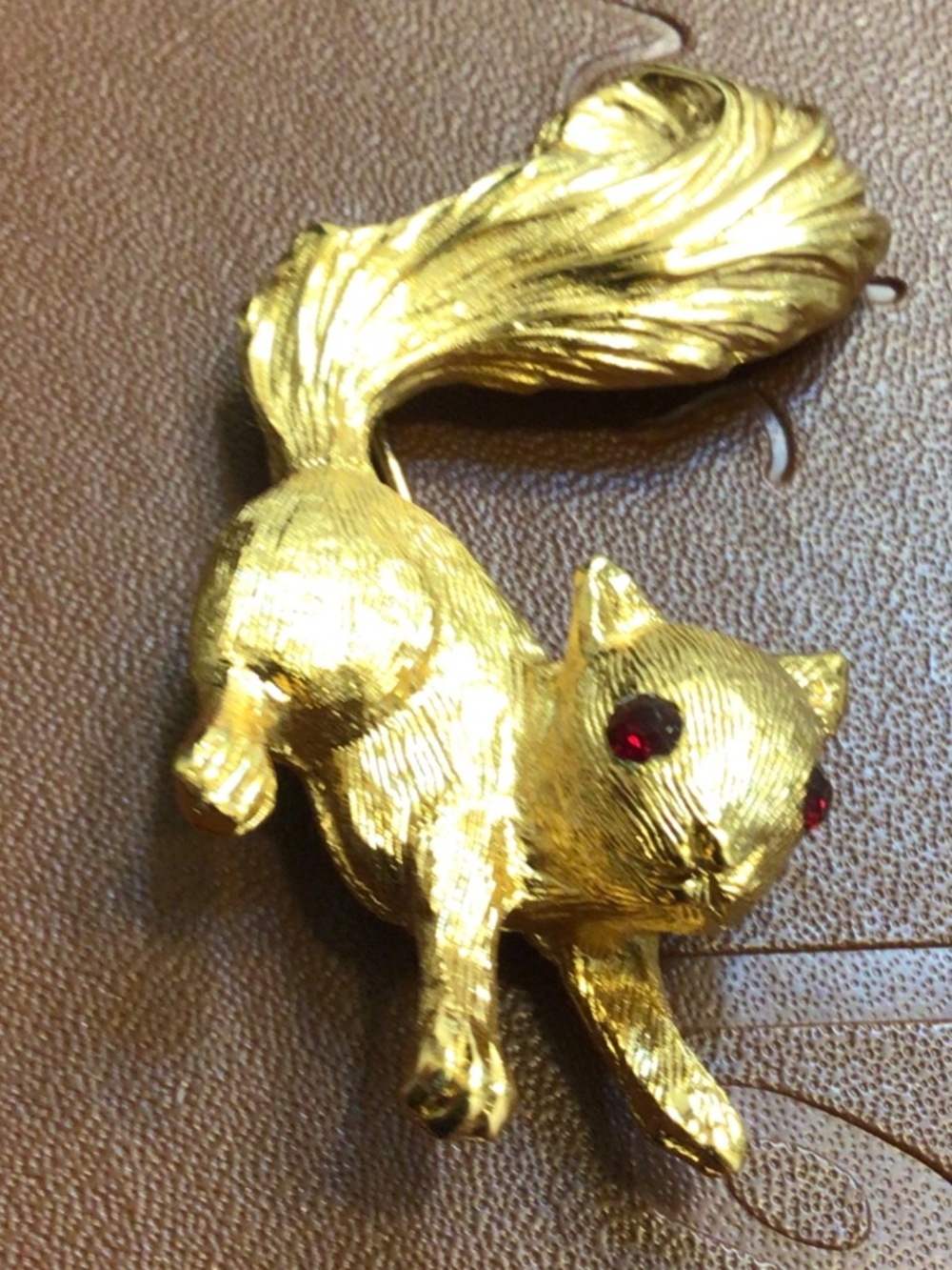 Cute Napier Gold Plated Textured Mid-century Vintage Squirrel Brooch/Pin Red Eye